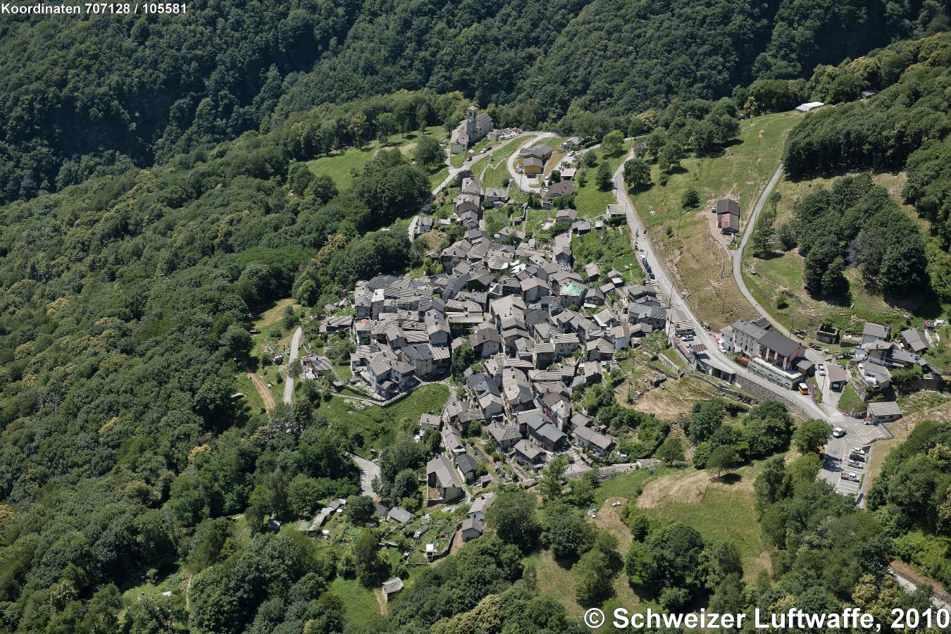 Indemini, Cambarogno. (Position: 2'707'130.67, 1'105'658.63) Blick NW-wärts. Die Gemeinde ist seit April 2020 im 'progetto di aggregazione communale' fusioniert mit den Dörfern Caviano, Contone, Gerra Gambarogno, Magadino, Piazzogna, S. Abbondio, S. Nazzaro und Vira Gambarogno.